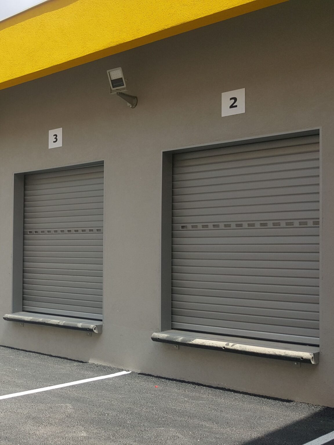 Roller shutter loading door at the DHL Mevo Carmel centre