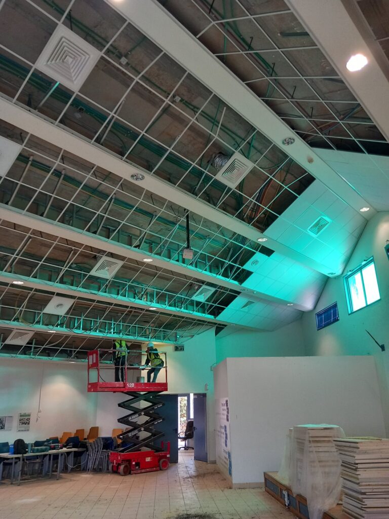 Replacing a suspended ceiling in a hall