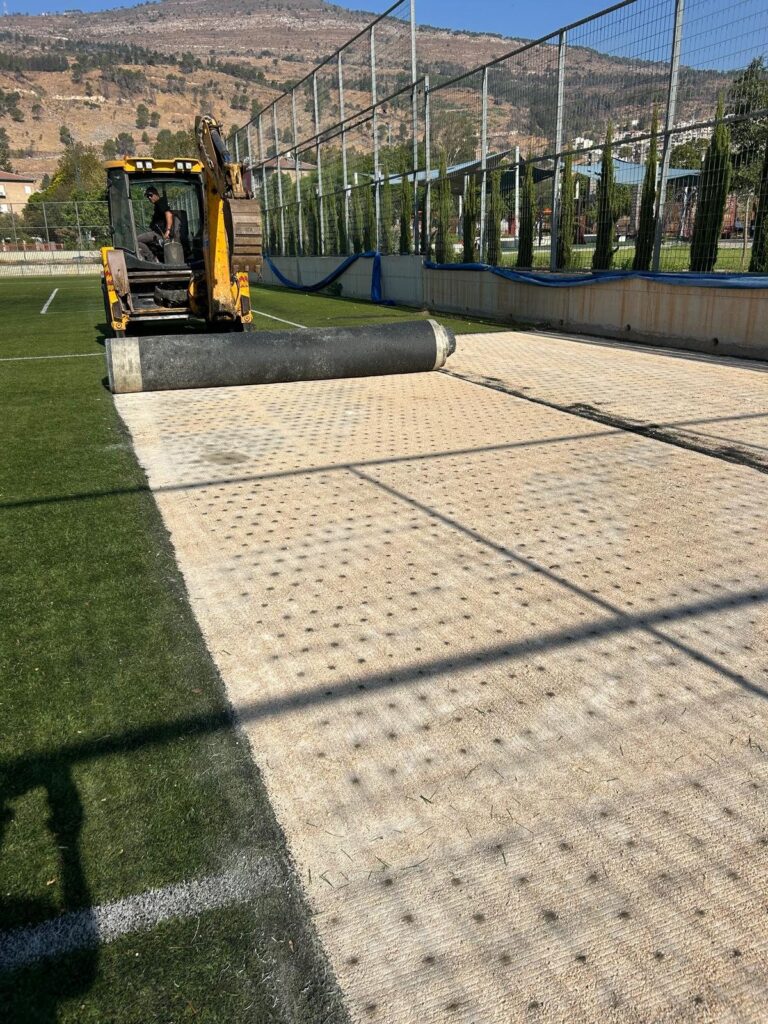 Replacing the synthetic turf of a football pitch