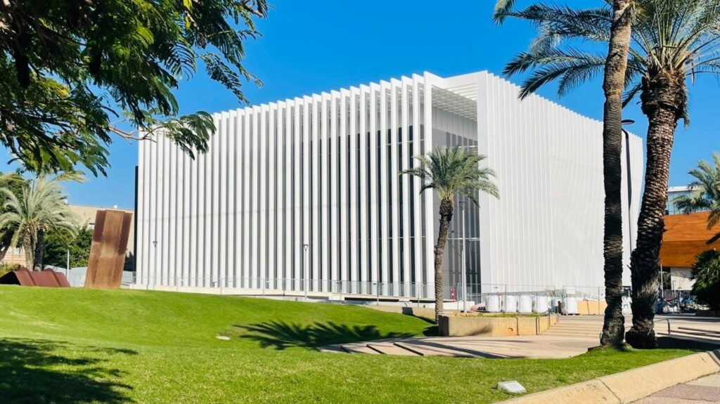 White vertical fins on the facade of the Tel Aviv University Nanotechnology Center